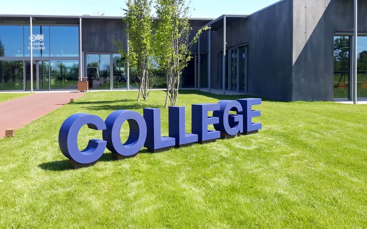 Installazione Maxi-Lettering H-FARM